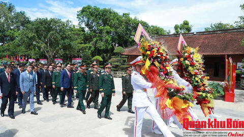 Đoàn đại biểu cấp cao Bộ Quốc phòng Việt Nam và Lào dâng hoa, dâng hương tưởng niệm Chủ tịch Hồ Chí Minh