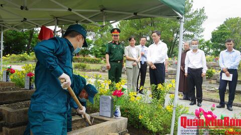 Bí thư Thành ủy Huế thăm, động viên lực lượng thực hiện nhiệm vụ tại Nghĩa trang Liệt sĩ thành phố