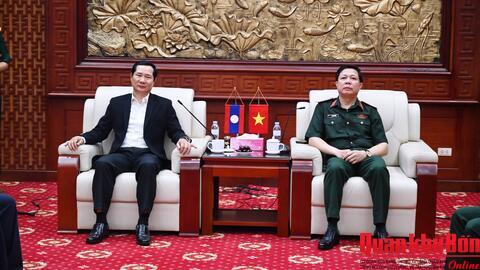 Thứ trưởng Bộ Quốc phòng Lào thăm Quân khu 4