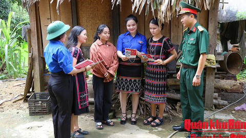 Phóng sự ảnh: Mang hành trang pháp luật đến với đồng bào vùng biên