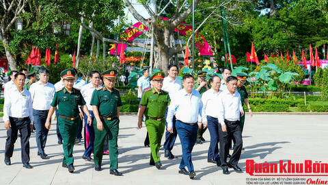 Thường trực Ban Bí thư Trần Cẩm Tú dâng hương tưởng niệm Chủ tịch Hồ Chí Minh, các anh hùng liệt sĩ; tặng quà tri ân các thương, bệnh binh