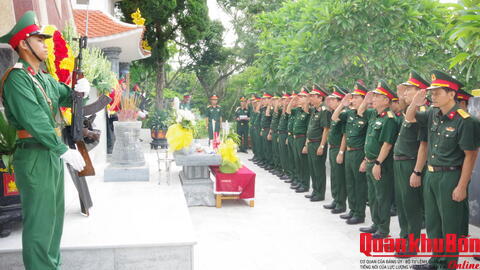 Bộ Tư lệnh Quân khu 4 dâng hương tưởng niệm các Anh hùng liệt sĩ tại đảo Hòn Mê.