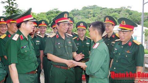 Bộ Tư lệnh Quân khu 4 kiểm tra tại đảo Hòn Mê, tỉnh Thanh Hóa.