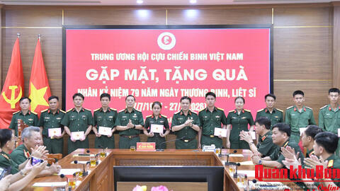Trung ương Hội Cựu chiến binh Việt Nam thăm, tặng quà cán bộ, chiến sĩ diện chính sách tại Sư đoàn 324 (Quân khu 4)