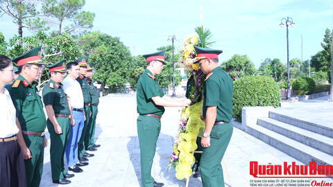 Ban Công đoàn Quốc phòng (Tổng Cục Chính trị Quân đội nhân dân Việt Nam) dâng hương tri ân các Anh hùng liệt sĩ, tặng quà gia đình chính sách tại Nghệ An