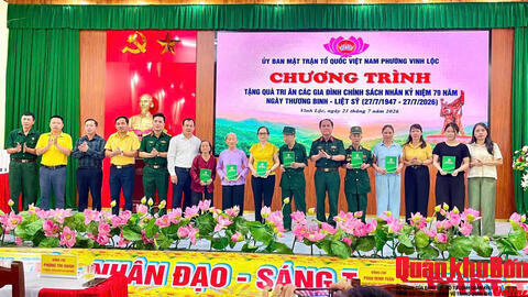 Bệnh viên Quân y 4 tặng quà tri ân gia đình chính sách tại phường Vinh Lộc