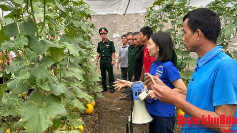 Đoàn Kinh tế - Quốc phòng 5 (Quân khu 4) hướng dẫn khoa học kỹ thuật chăn nuôi cho Nhân dân