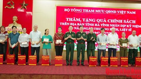 Thượng tướng Phạm Trường Sơn thăm, tặng quà chính sách trên địa bàn tỉnh Hà Tĩnh