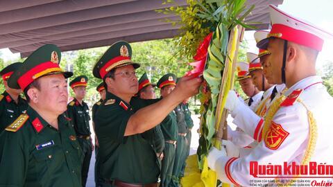 Thiếu tướng Ngô Nam Cường, Phó Tư lệnh Quân khu 4 dâng hương, dâng hoa tri ân các anh hùng liệt sĩ tại Thành cổ Quảng Trị và Tiểu khu 67