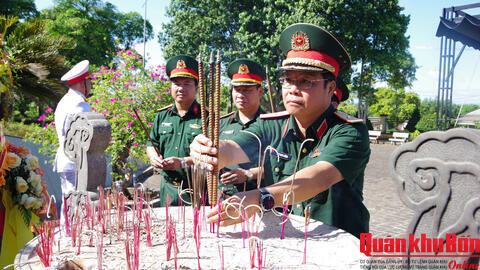 Thiếu tướng Ngô Nam Cường, Phó Tư lệnh Quân khu dâng hương và kiểm tra công tác lấy mẫu sinh phẩm ADN tại Nghĩa trang Liệt sĩ Vĩnh Linh