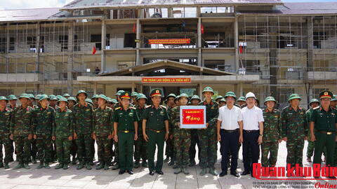 Tư lệnh Quân khu 4 kiểm tra, động viên lực lượng thi công Trường Phổ thông liên cấp tại xã A Lưới 4.