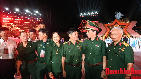 Đại tướng Phan Văn Giang dự cầu truyền hình “Sao sáng dẫn đường” tại Nghĩa trang Liệt sĩ Quốc gia Đường 9, tỉnh Quảng Trị