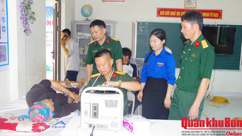 Đoàn Kinh tế - Quốc phòng 4: Khám, tư vấn sức khỏe và cấp phát thuốc miễn phí tại xã Tri Lễ