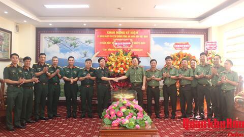 Bộ Tư lệnh Quân khu 4 chúc mừng Công an tỉnh Nghệ An