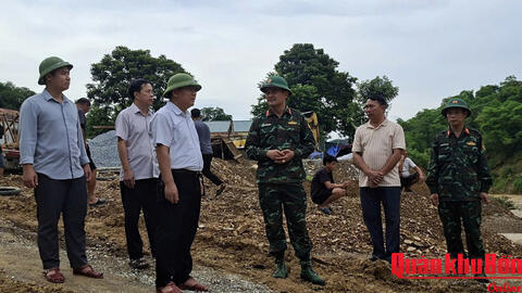 Trung đoàn 22 (Bộ Chỉ huy Quân sự tỉnh Nghệ An) kiểm tra, nắm tình hình mưa lũ tại xã Yên Hòa