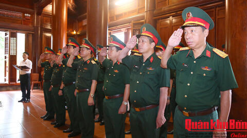 Quân khu 4 dâng hương tưởng niệm Chủ tịch Hồ Chí Minh