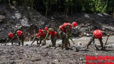 Nỗ lực cứu hộ ở Nepal và Trung Quốc