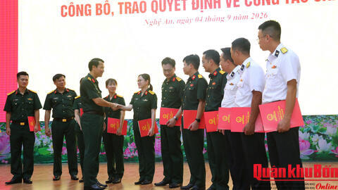 Quân khu 4: Trao quyết định cho cán bộ chuyển vùng về nhận công tác tại Quân khu.