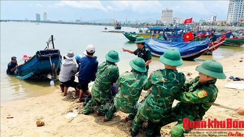 Hỗ trợ ngư dân trục vớt thuyền bị chìm tại biển Nhật Lệ