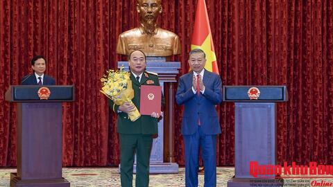 Tổng Bí thư, Chủ tịch nước Tô Lâm trao quyết định thăng quân hàm Thượng tướng đối với đồng chí Lê Quang Đạo
