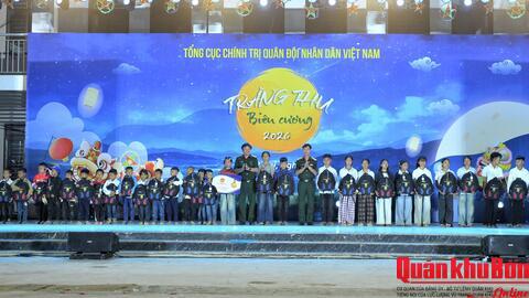 Nhiều phần quà ý nghĩa được trao tại Chương trình "Trăng thu biên cương" năm 2026