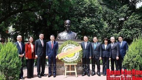 Thủ tướng Lê Minh Hưng đặt vòng hoa tại Tượng Chủ tịch Hồ Chí Minh ở New Delhi