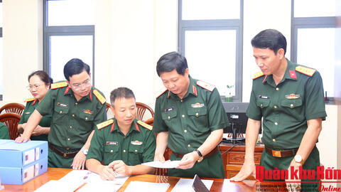 Thiếu tướng Lê Văn Trung, Phó Chính ủy Quân khu 4 kiểm tra chấm thi nhận thức chính trị