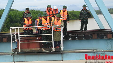 Trung tướng Hà Thọ Bình, Tư lệnh Quân khu kiểm tra công tác phòng, chống thiên tai tại Quảng Trị.