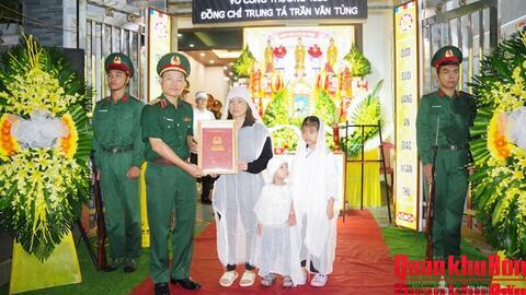 Trao quyết định của Bộ trưởng Bộ Quốc phòng truy thăng quân hàm sĩ quan trước thời hạn từ cấp bậc Thiếu tá lên Trung tá đối với đồng chí Trần Văn Tùng