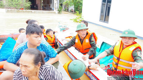 Lữ đoàn Tăng – Thiết giáp 206 (Quân khu 4) ứng cứu Nhân dân trong mưa lũ