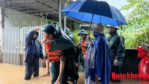 Lực lượng vũ trang xã Đông Hiếu (Nghệ An) sơ tán Nhân dân trong mưa lũ