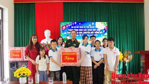 Bộ Chỉ huy Quân sự  tỉnh Quảng Trị tổ chức tết Trung thu tại Trường Giáo dục chuyên biệt Đồng Hới