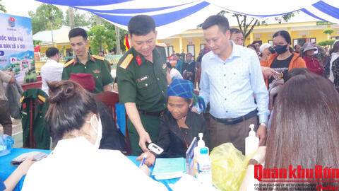 Sư đoàn 968 (Quân khu 4): Phối hợp khám bệnh, cấp thuốc miễn phí cho nhân dân nơi biên giới