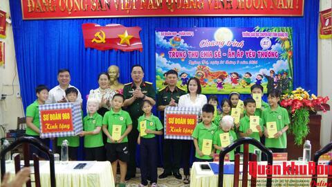 Sư đoàn 968 (Quân khu 4): Trao quà cho em khuyết tật nhân dịp tết trung thu