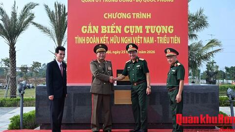 Gắn biển Cụm tượng tình đoàn kết, hữu nghị Việt Nam - Triều Tiên tại Bảo tàng Lịch sử Quân sự Việt Nam