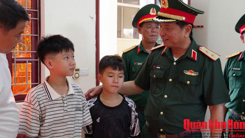 Trung tướng Hà Thọ Bình thăm, động viên học sinh Phân hiệu 2 Trường Thiếu sinh quân miền Trung