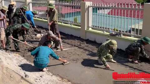 Đoàn Kinh tế – Quốc phòng 5 (Quân khu 4) tham gia tu sửa trường học