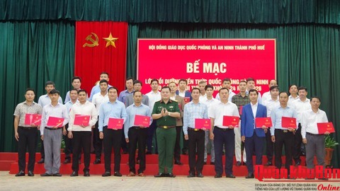 Thành phố Huế: 150 cán bộ hoàn thành bồi dưỡng kiến thức quốc phòng và an ninh đối tượng 3