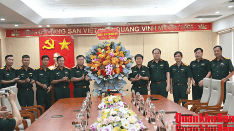 Bộ Tư lệnh Quân khu 4 chúc mừng Ngày Doanh nhân Việt Nam 13/10