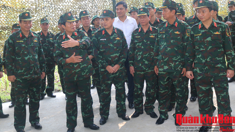 Đại tướng Nguyễn Tân Cương kiểm tra công tác xây dựng khu vực phòng thủ tại Quân khu 4