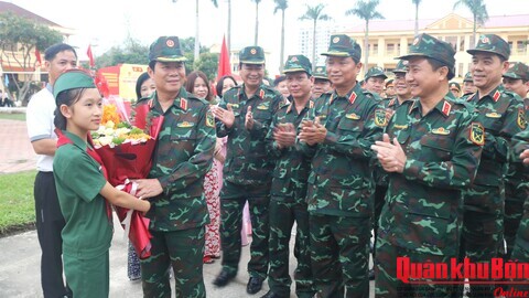 Đại tướng Nguyễn Tân Cương động viên các cháu học sinh Phân hiệu 2, Trường Thiếu sinh quân miền Trung