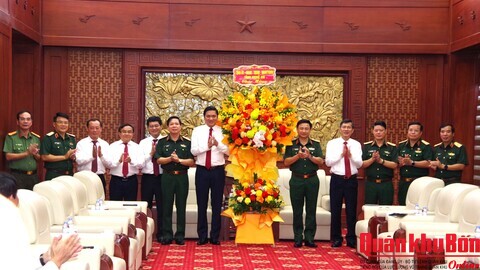 Chúc mừng Ngày truyền thống Lực lượng vũ trang Quân khu 4