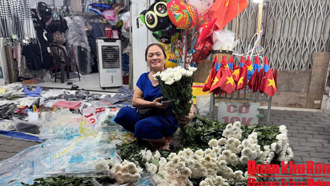 Người phụ nữ thức đêm tỉa hơn 500 hoa cúc trắng tặng người tiễn đưa liệt sĩ