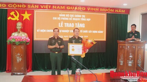 Thiếu tướng Phan Văn Sỹ đón nhận Kỷ niệm chương “Vì sự nghiệp công tác tổ chức xây dựng Đảng”