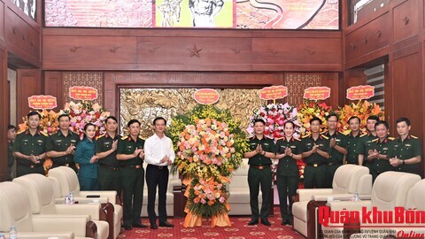 Tỉnh Hà Tĩnh chúc mừng Ngày truyền thống lực lượng vũ trang Quân khu 4