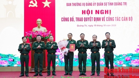 Ban Thường vụ Đảng ủy Quân sự tỉnh Quảng Trị công bố, trao quyết định về công tác cán bộ