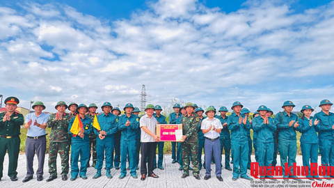 Thăm, động viên và tặng quà lực lượng huấn luyện, luyện tập thực binh “Vòm phòng không bền vững”