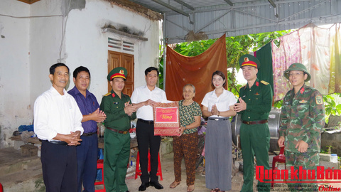 Thành phố Huế: Trao quà cho các gia đình chính sách, hộ nghèo, có hoàn cảnh đặc biệt khó khăn tại xã Nam Đàn, tỉnh Nghệ An