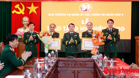 Thường vụ Đảng ủy Cục Chính trị Quân khu 4: Trao tặng Huy hiệu 35 và 30 năm tuổi Đảng