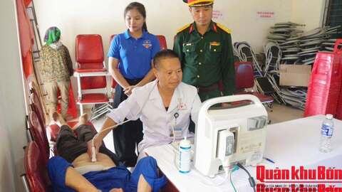 Đoàn Kinh tế - Quốc phòng 4 (Quân khu 4) khám, cấp thuốc miễn phí cho Nhân dân